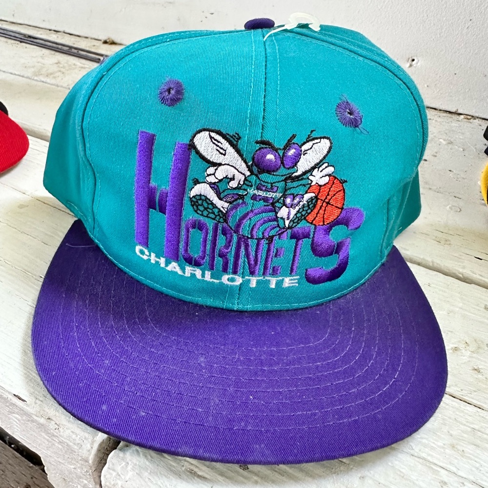 VINTAGE SNAPBACK OF NC HORNETS